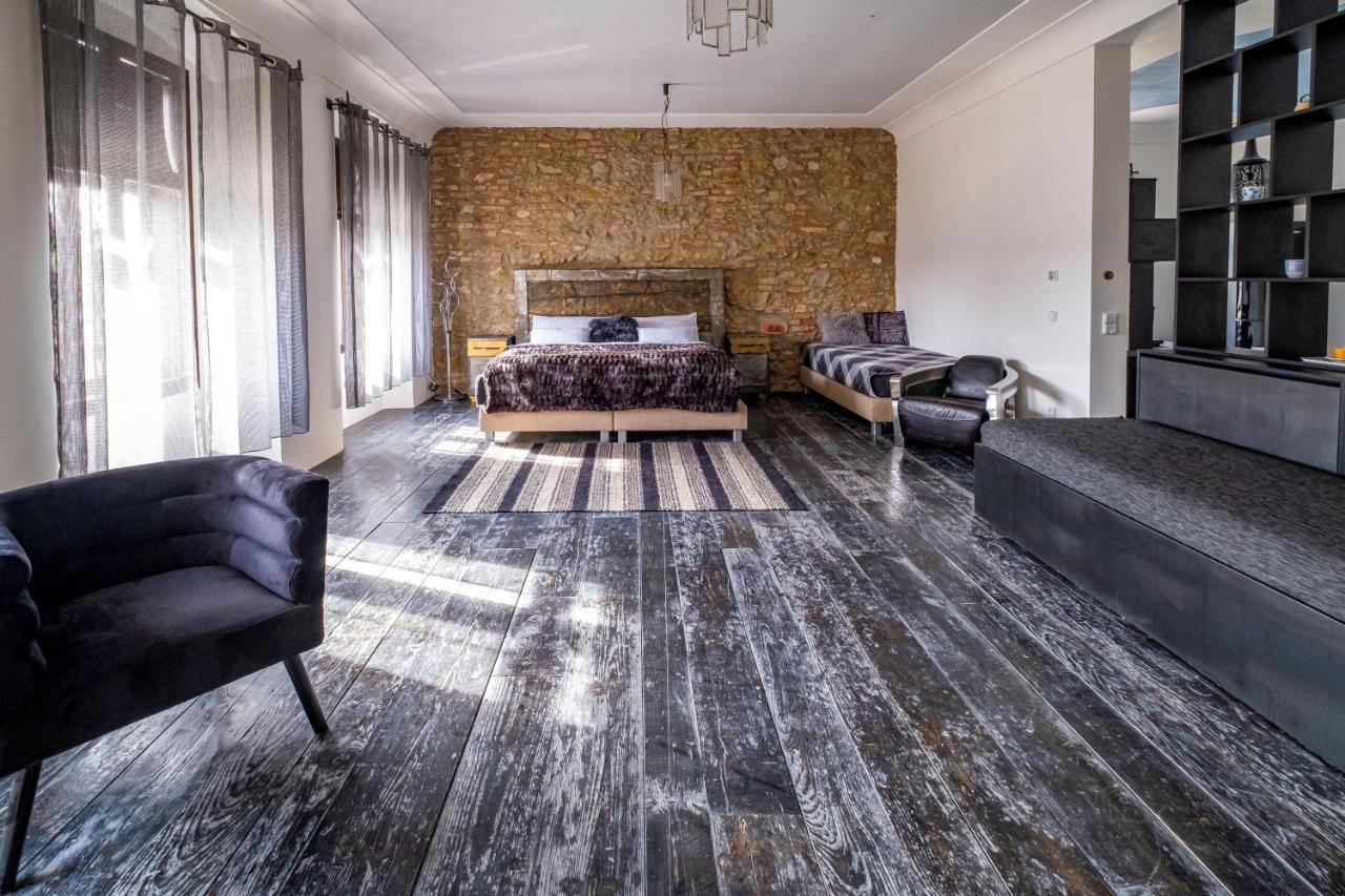 Knize Ferdinand Apartments Mikulov Bagian luar foto