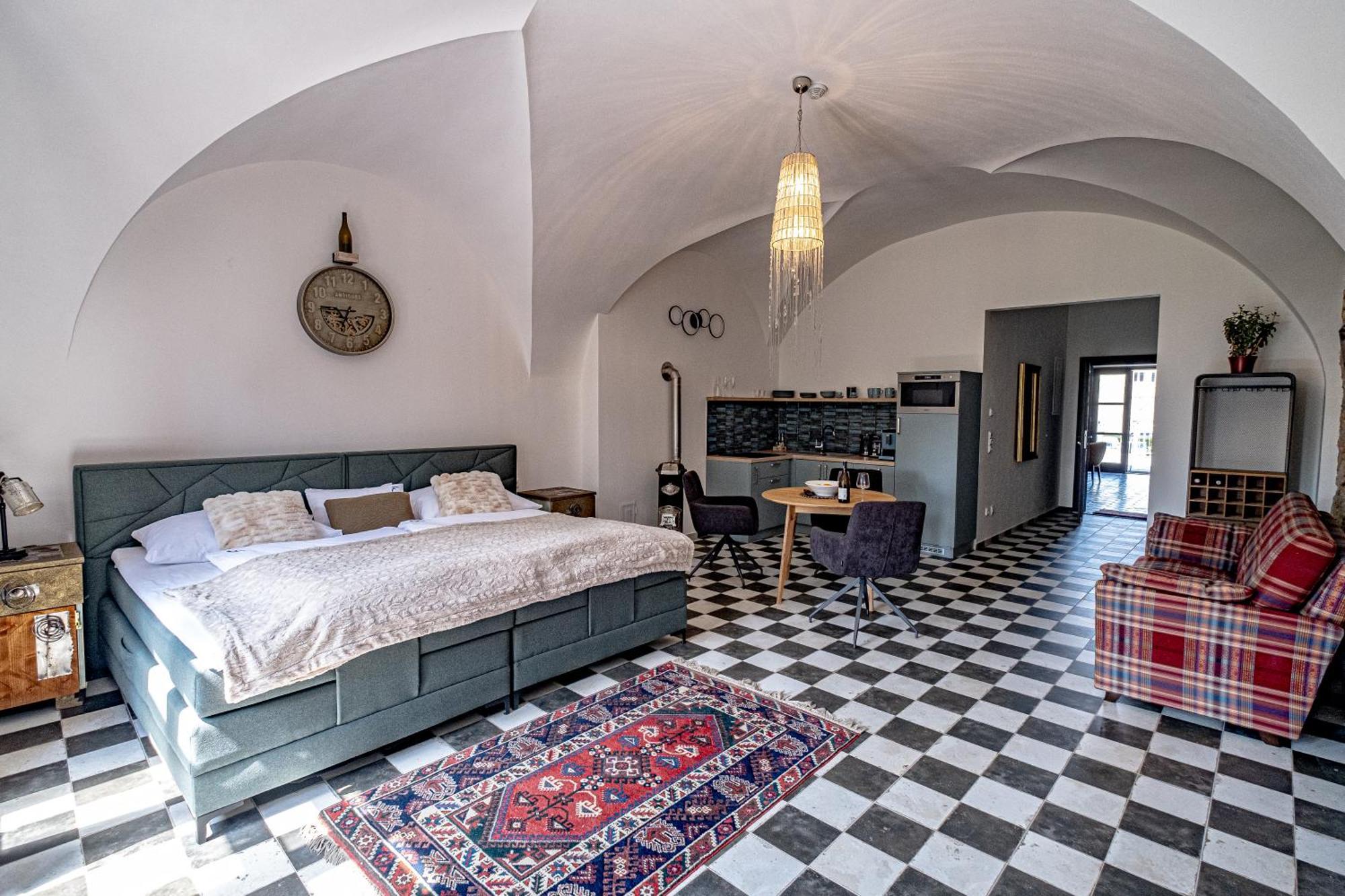 Knize Ferdinand Apartments Mikulov Ruang foto